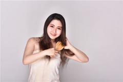Woman dreaming of losing a handful of hair, a traditional symbol of Wood element strain and change