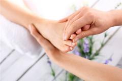 Woman Dreaming of Peeling Skin on Her Feet: Five Elements Water (水), mixed omen. Auspicious in winter, inauspicious in a