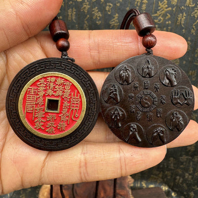 Pendentif taoïste en bois de jujubier, infusé de jade et frappé par la foudre, orné d'une pièce fantôme de montagne pour l'exorcisme et la protection.