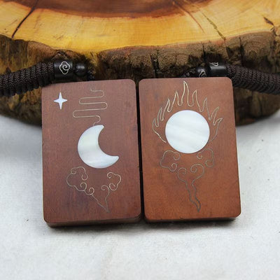 Anhänger aus Blitz-Jujube-Holz mit „Friedensplakette“ und eingelegter Sonne, Mond und Sternen aus Silber